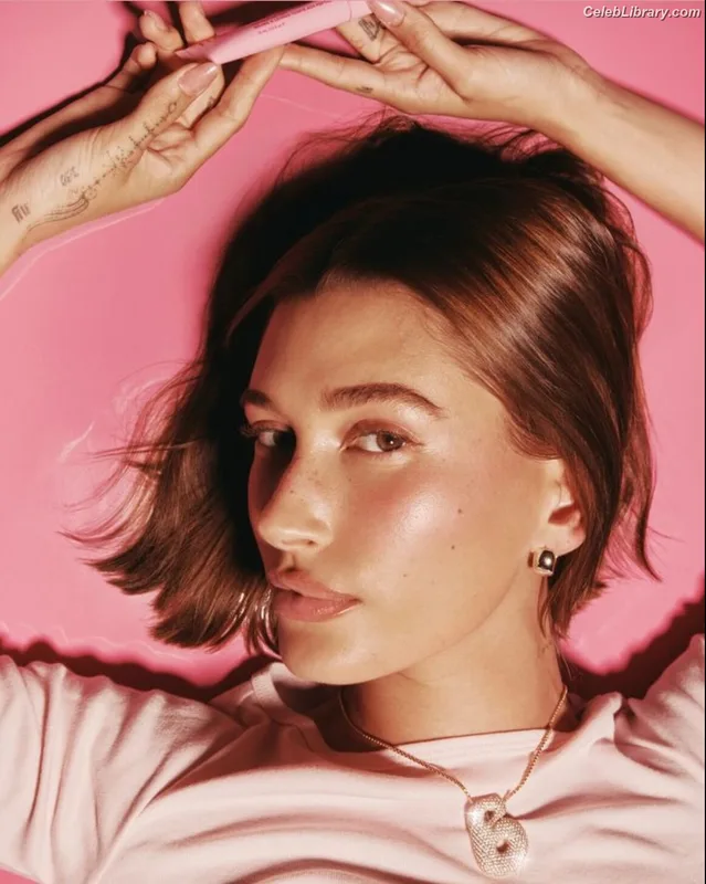 Hailey Baldwin Bieber photo 24 of 1157