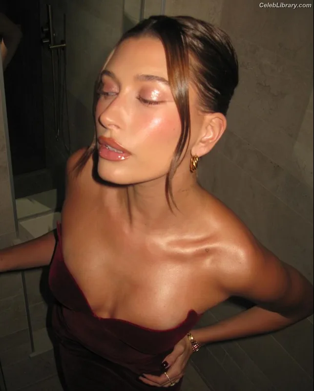 Hailey Baldwin Bieber photo 8 of 1157