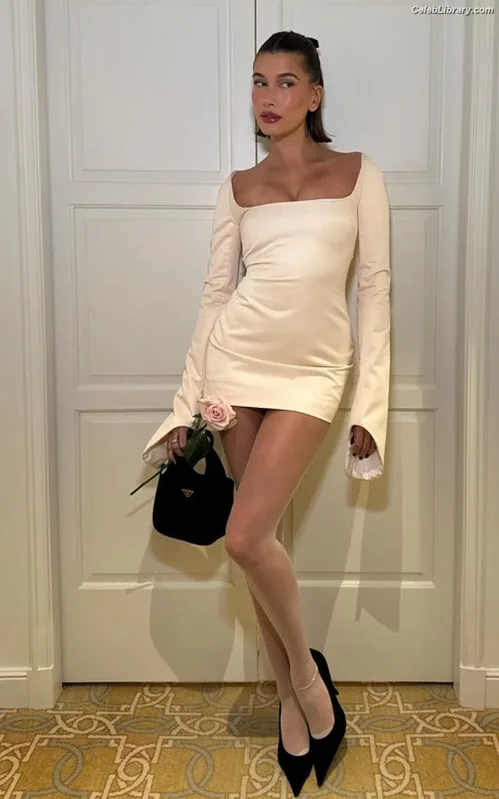 Hailey Baldwin Bieber photo 15 of 1157