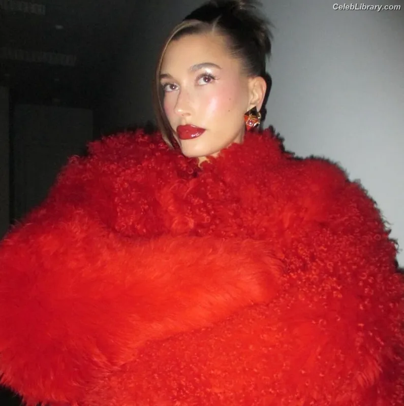 Hailey Baldwin Bieber photo 24 of 1157