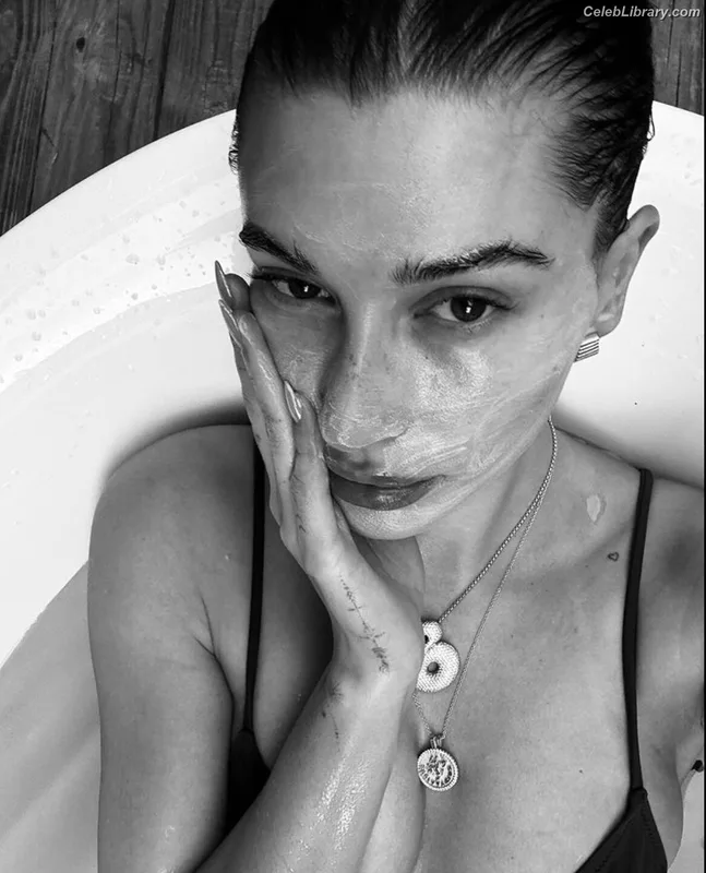 Hailey Baldwin Bieber photo 17 of 1157
