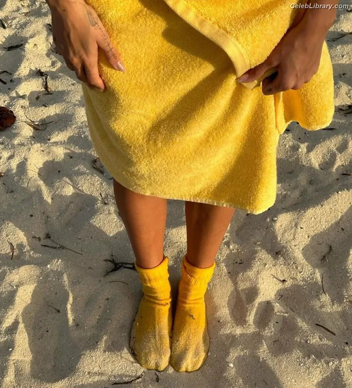 Hailey Baldwin Bieber photo 18 of 1157