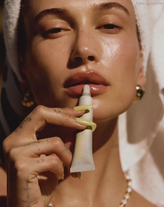 Hailey Baldwin Bieber photo 4 of 1157