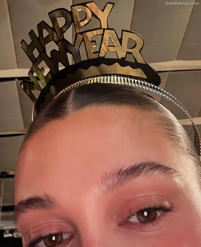 Hailey Baldwin Bieber photo 7 of 1157