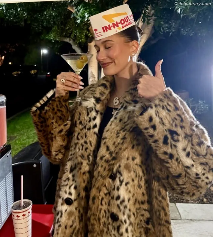 Hailey Baldwin Bieber photo 8 of 1157