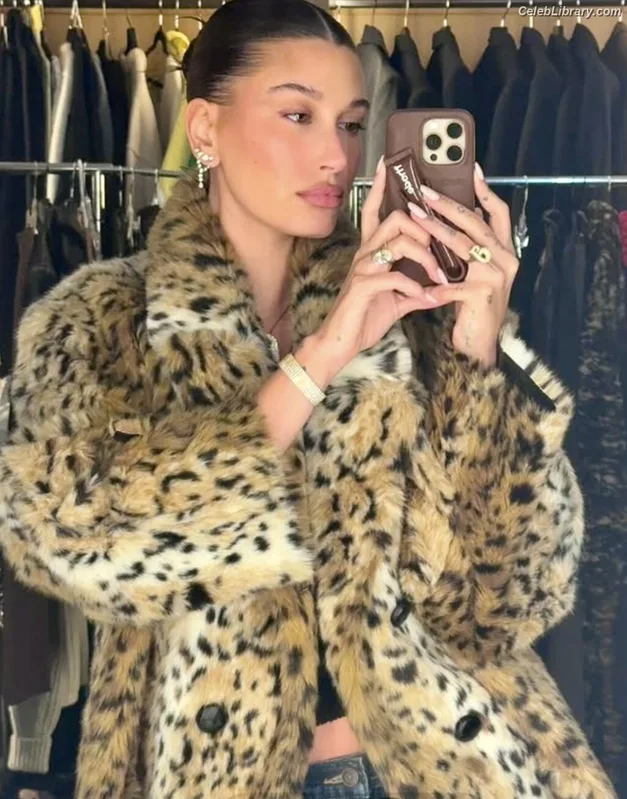 Hailey Baldwin Bieber photo 9 of 1157