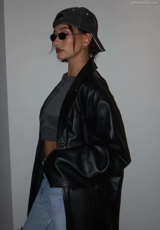 Hailey Baldwin Bieber photo 13 of 1157