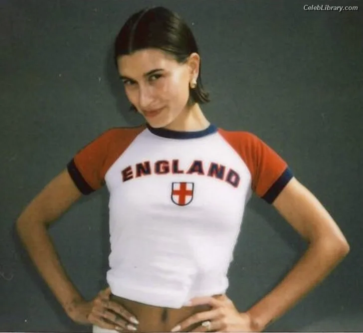 Hailey Baldwin Bieber photo 18 of 1157