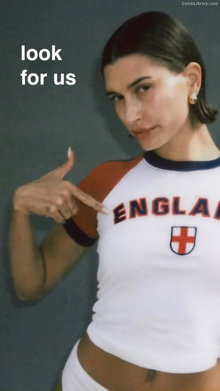 Hailey Baldwin Bieber photo 19 of 1157