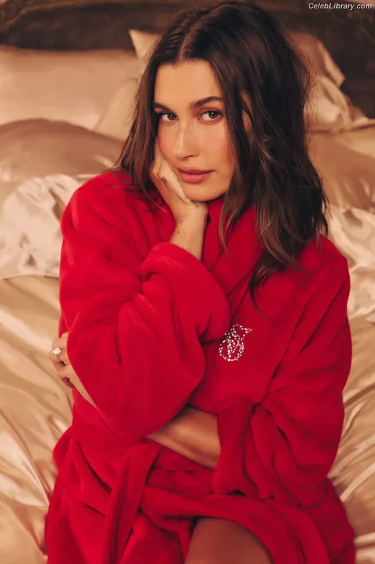 Hailey Baldwin Bieber photo 13 of 1157