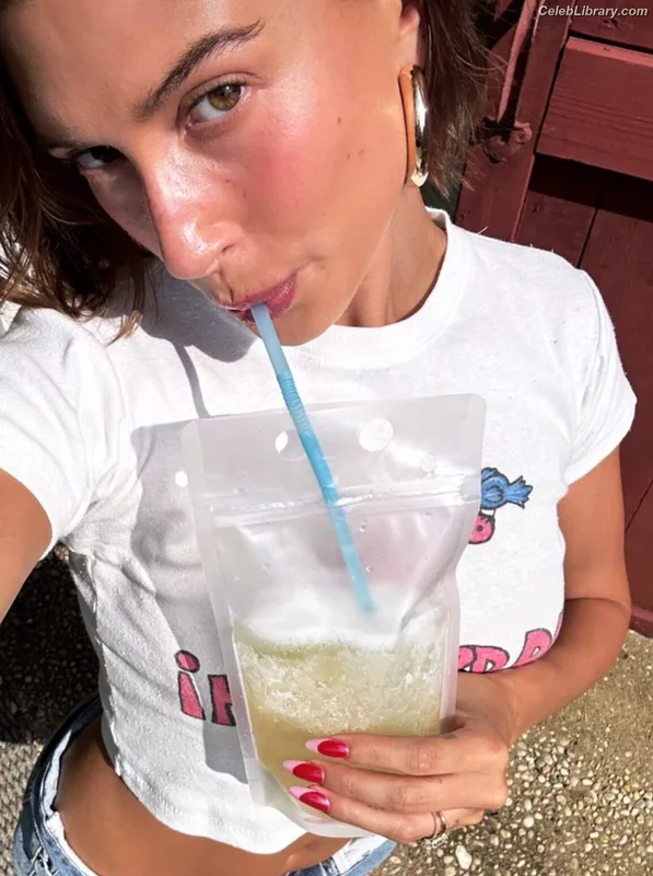 Hailey Baldwin Bieber photo 19 of 1157