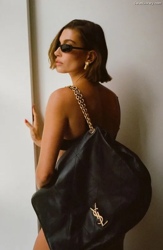 Hailey Baldwin Bieber photo 20 of 1157