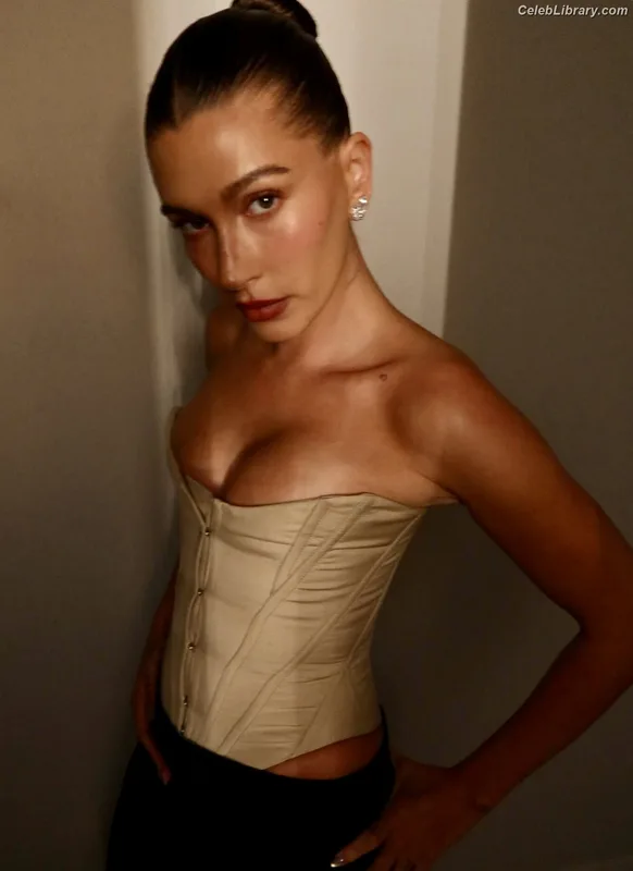 Hailey Baldwin Bieber photo 3 of 1157