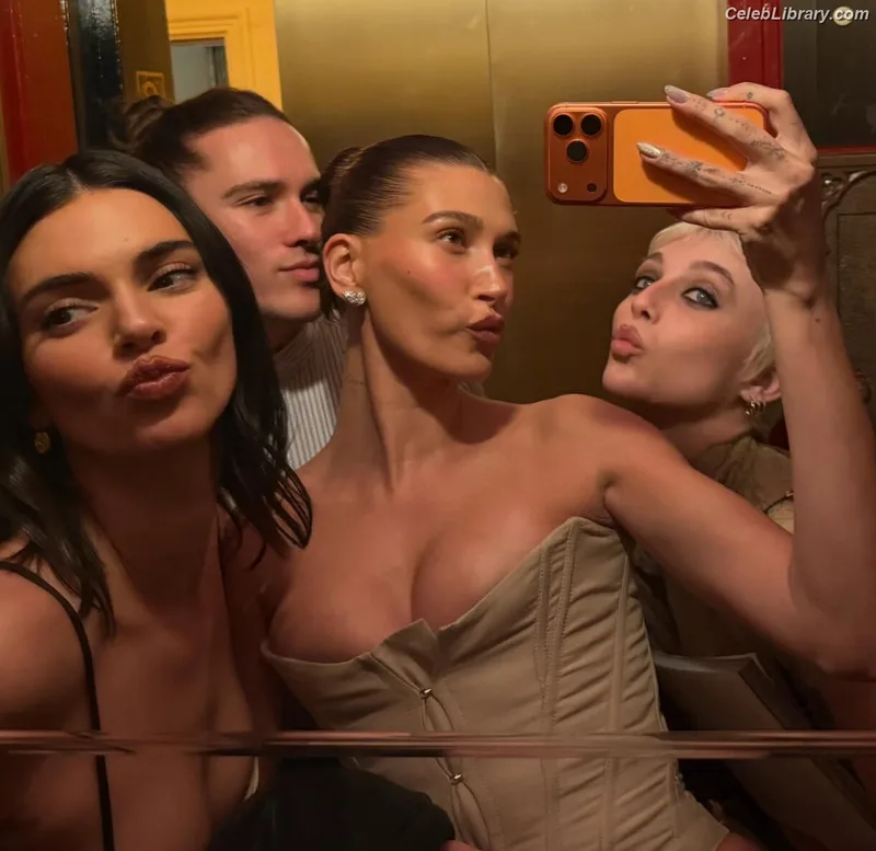 Hailey Baldwin Bieber photo 5 of 1157