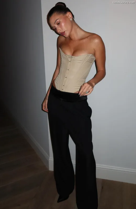 Hailey Baldwin Bieber photo 6 of 1157