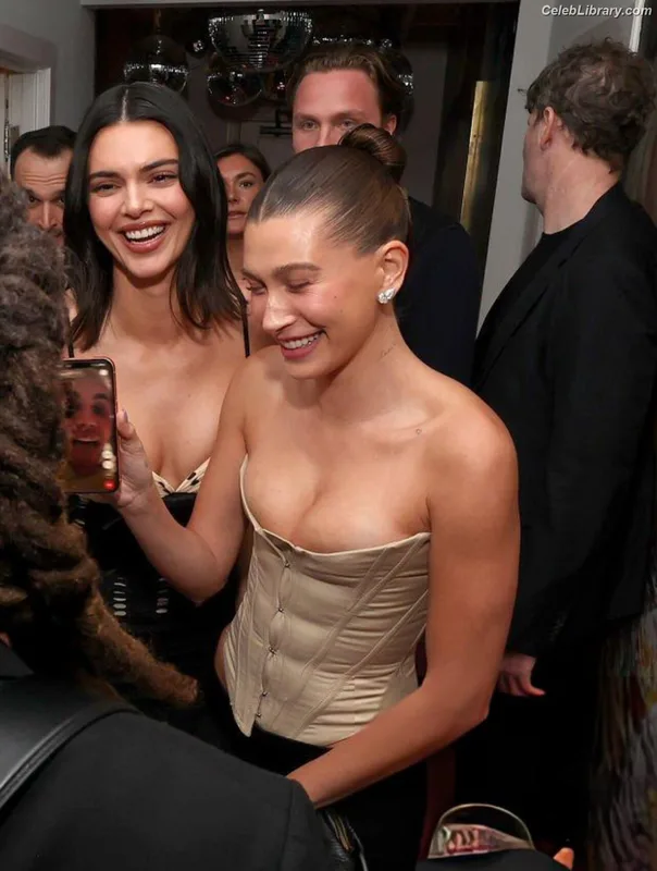 Hailey Baldwin Bieber photo 10 of 1157