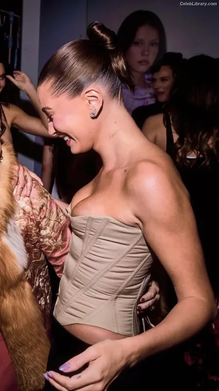 Hailey Baldwin Bieber photo 11 of 1157