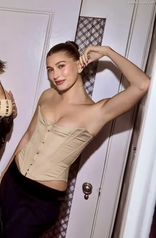Hailey Baldwin Bieber photo 12 of 1157