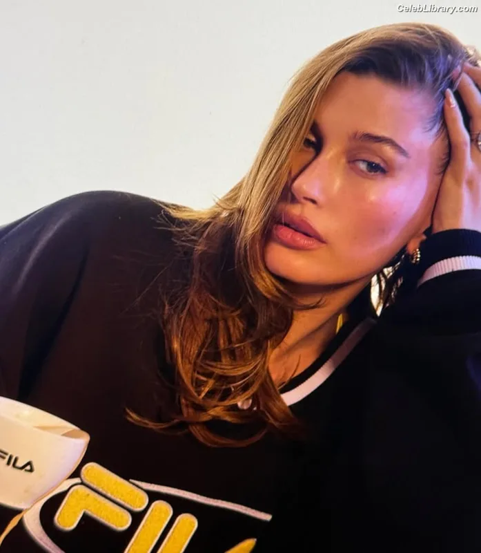 Hailey Baldwin Bieber photo 15 of 1157