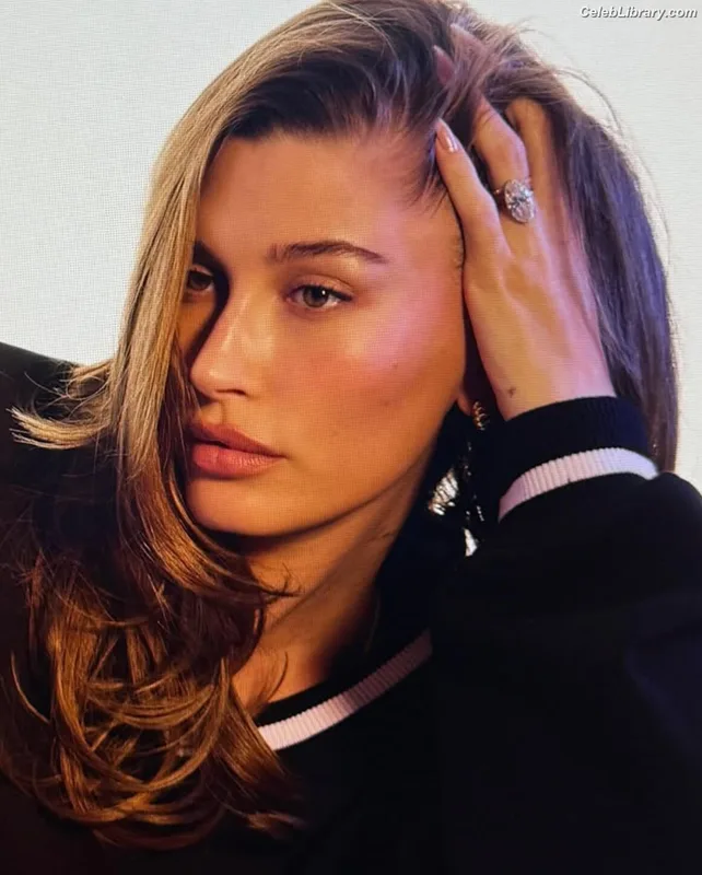 Hailey Baldwin Bieber photo 16 of 1157