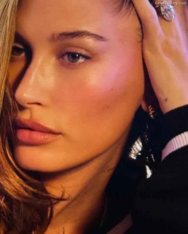 Hailey Baldwin Bieber photo 17 of 1157