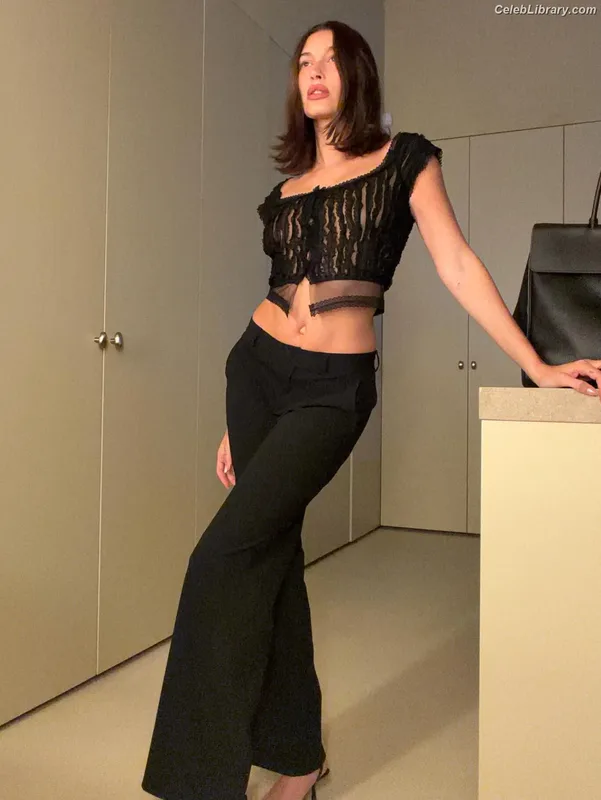 Hailey Baldwin Bieber photo 18 of 1157