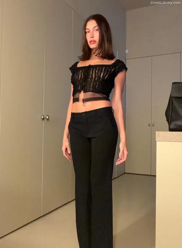 Hailey Baldwin Bieber photo 21 of 1157