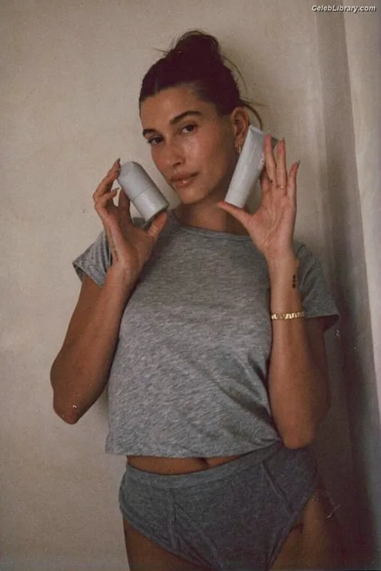 Hailey Baldwin Bieber photo 23 of 1157