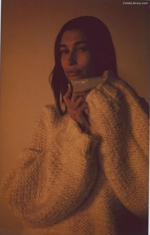 Hailey Baldwin Bieber photo 1 of 1157