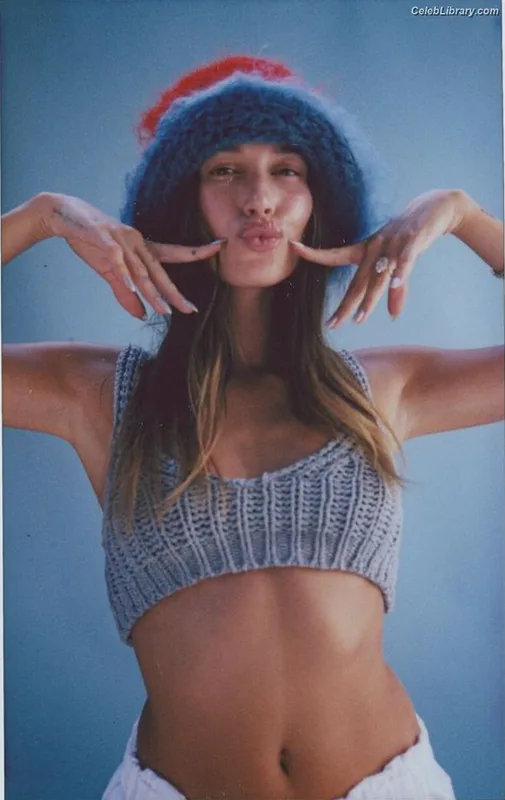 Hailey Baldwin Bieber photo 2 of 1157