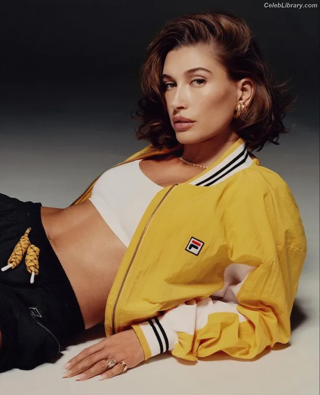 Hailey Baldwin Bieber photo 8 of 1157