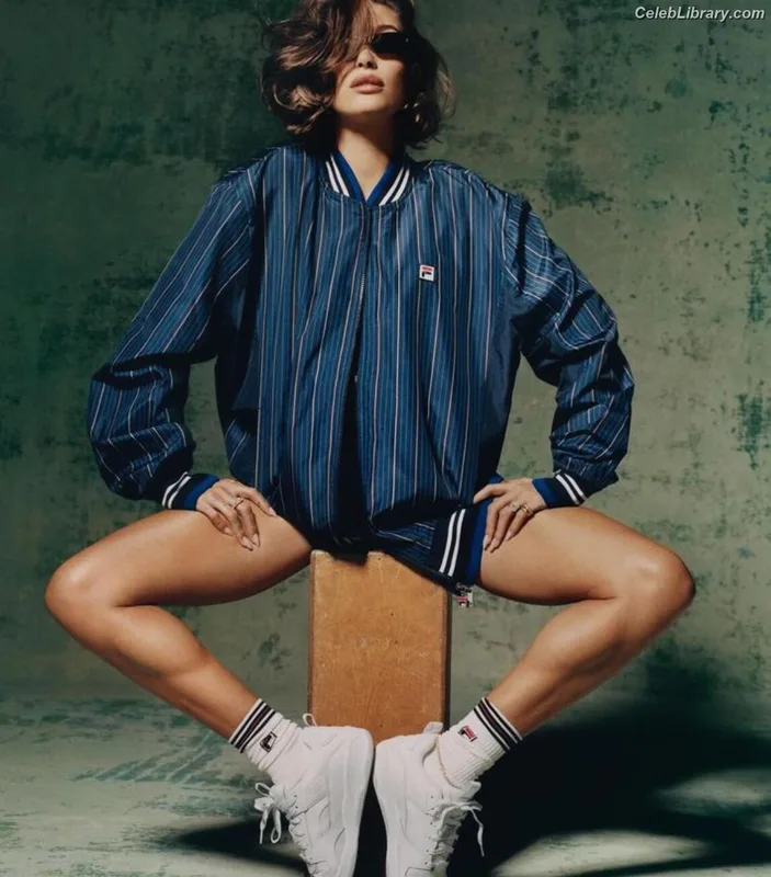 Hailey Baldwin Bieber photo 14 of 1157