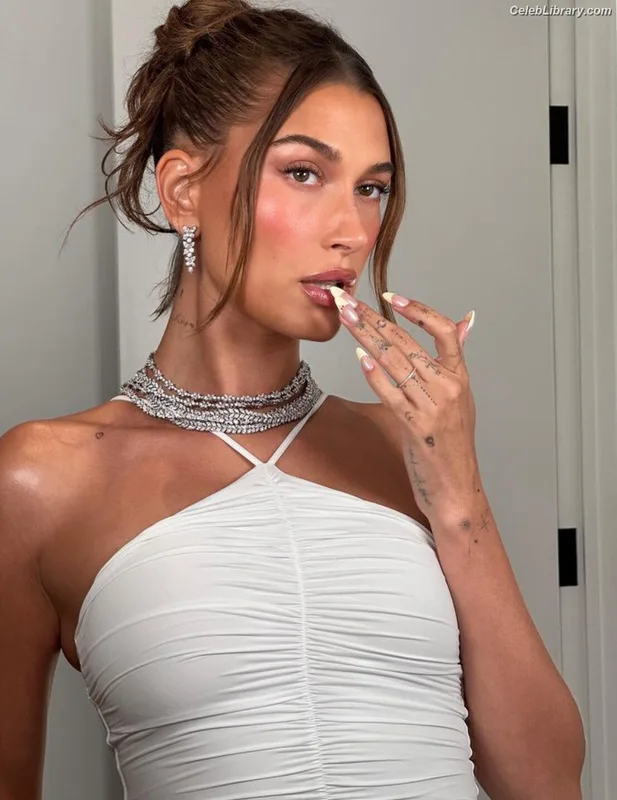 Hailey Baldwin Bieber photo 18 of 1157