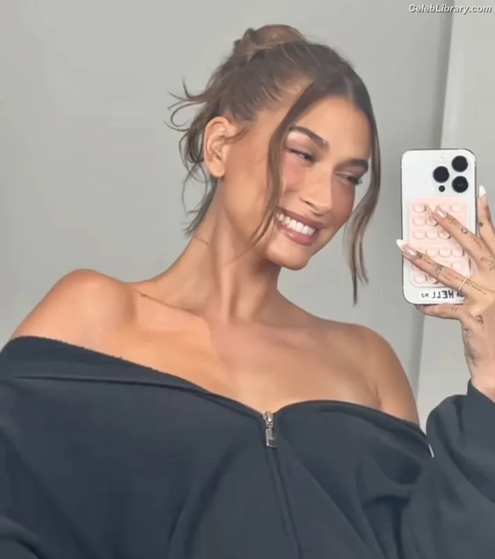 Hailey Baldwin Bieber photo 19 of 1157