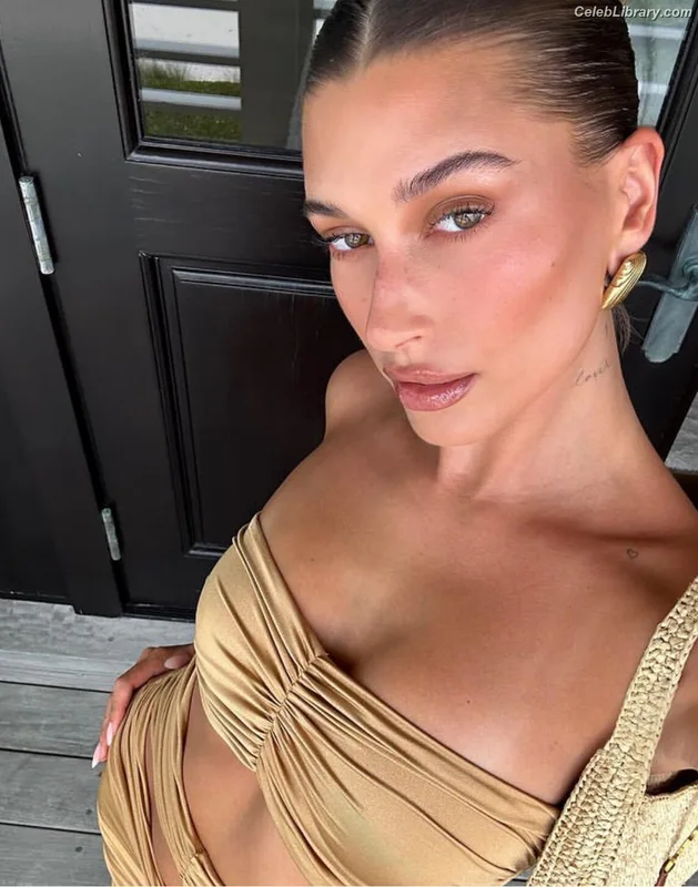 Hailey Baldwin Bieber photo 24 of 1157