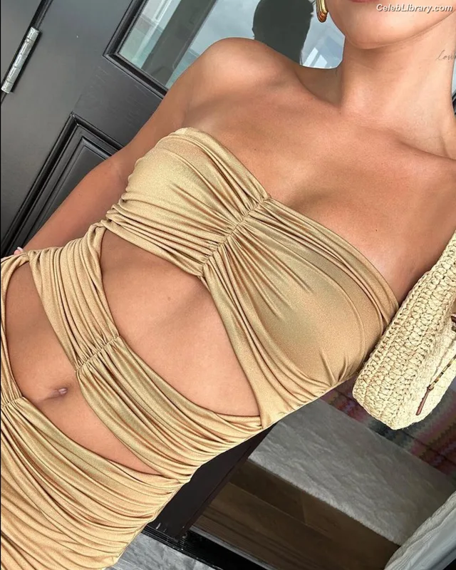 Hailey Baldwin Bieber photo 1 of 1157