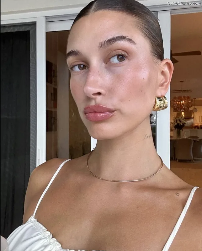 Hailey Baldwin Bieber photo 4 of 1157