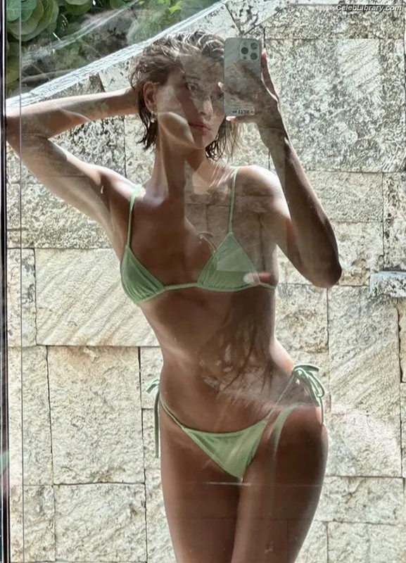 Hailey Baldwin Bieber photo 5 of 1157