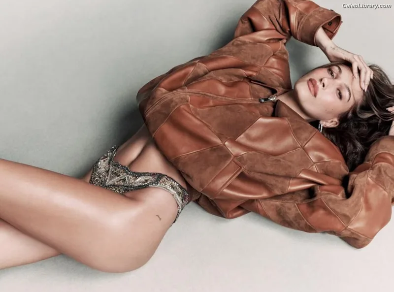 Hailey Baldwin Bieber photo 8 of 1157