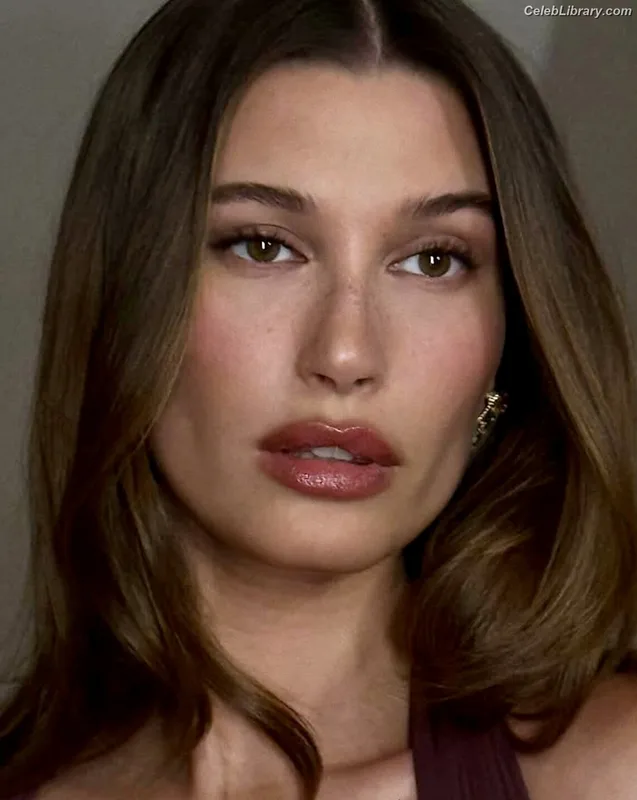 Hailey Baldwin Bieber photo 2 of 1157