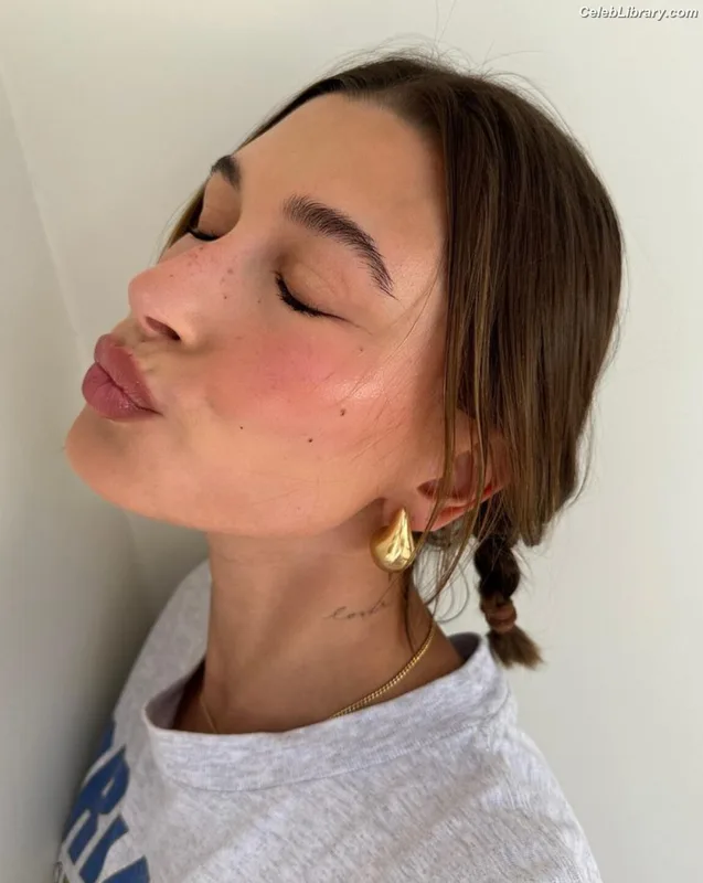 Hailey Baldwin Bieber photo 5 of 1157