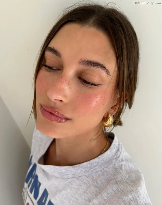 Hailey Baldwin Bieber photo 6 of 1157