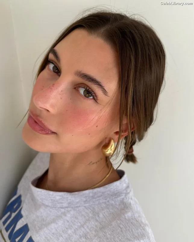 Hailey Baldwin Bieber photo 7 of 1157