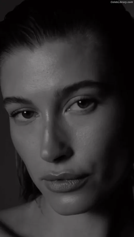Hailey Baldwin Bieber photo 10 of 1157