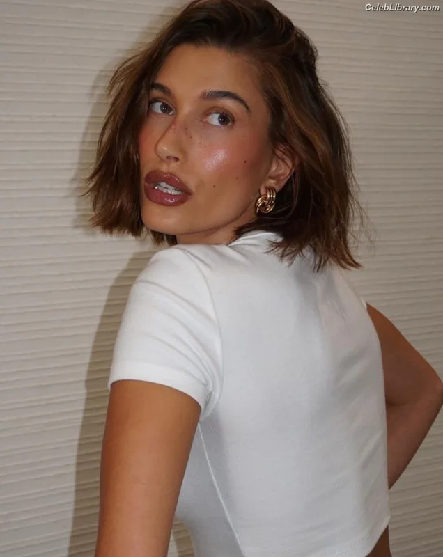 Hailey Baldwin Bieber photo 8 of 1157