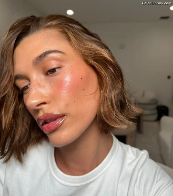 Hailey Baldwin Bieber photo 9 of 1157