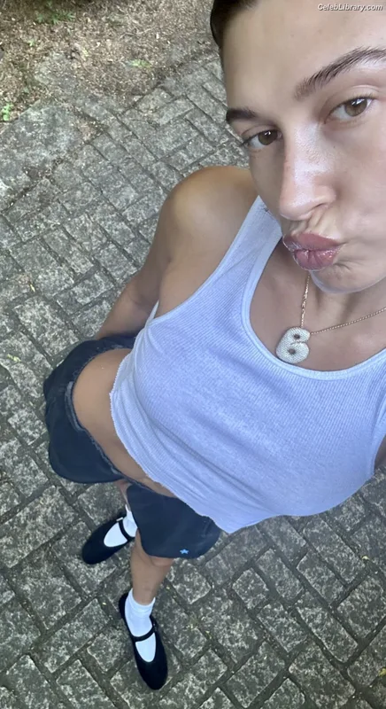Hailey Baldwin Bieber photo 8 of 1157