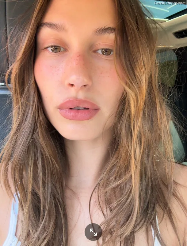 Hailey Baldwin Bieber photo 10 of 1157