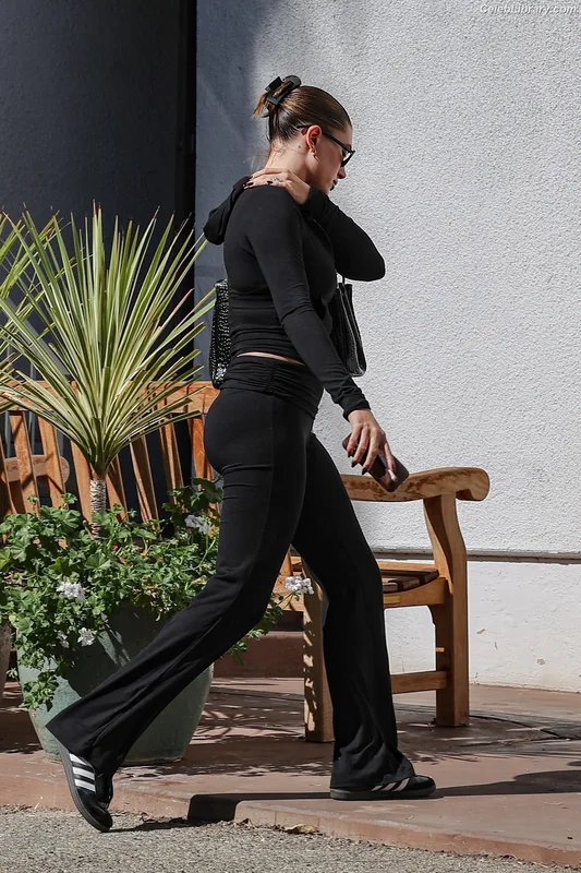 Hailey Baldwin Bieber photo 19 of 1157