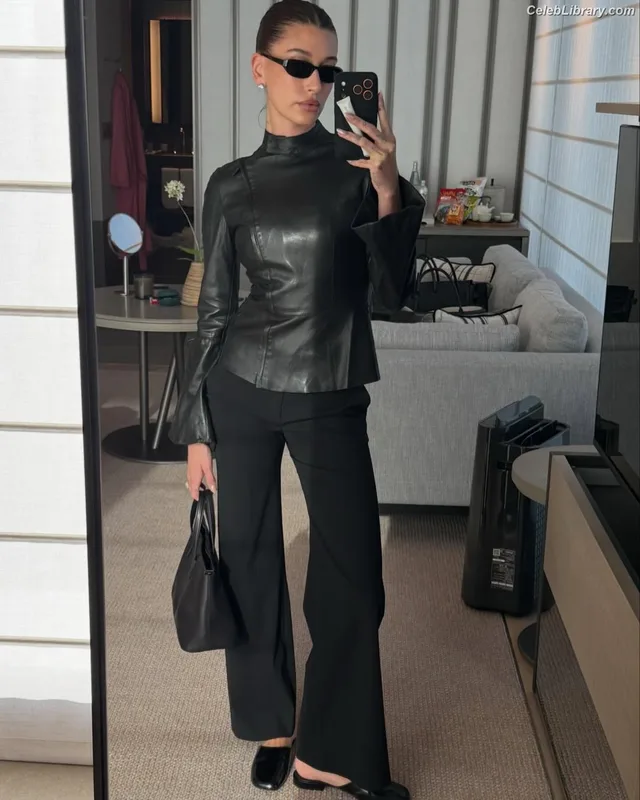 Hailey Baldwin Bieber photo 11 of 1157